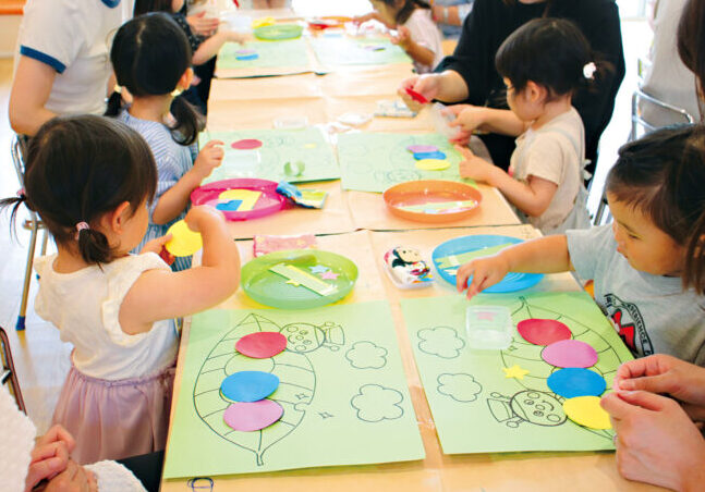 藤が丘幼稚園未就園児クラスひよこ組の絵制作風景