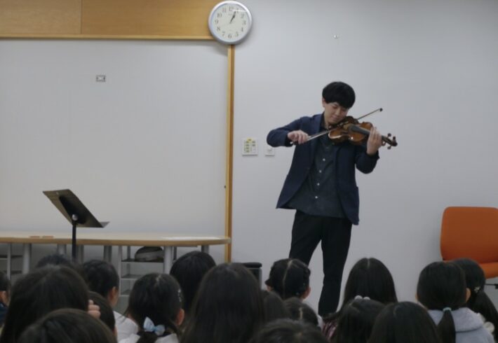 湘南学園小学校でヴァイオリンのミニコンサート