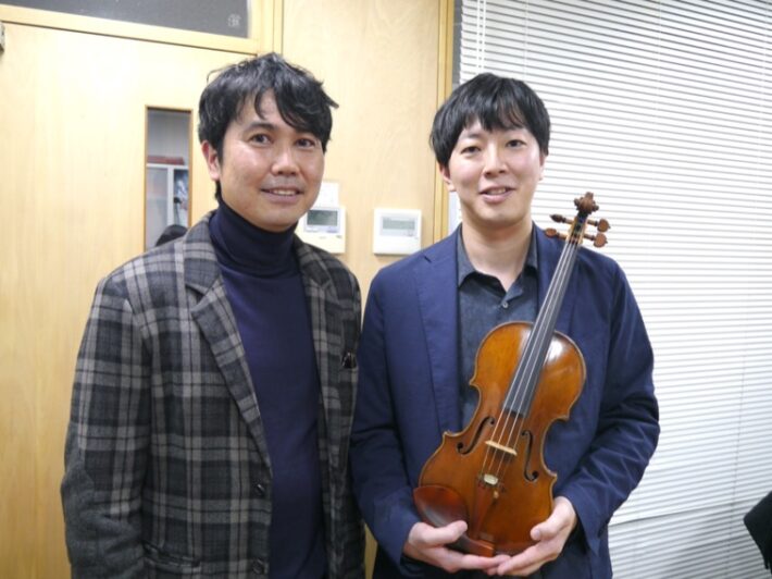 湘南学園小学校時代の担任だった小林大介先生（写真左）と倉冨さん