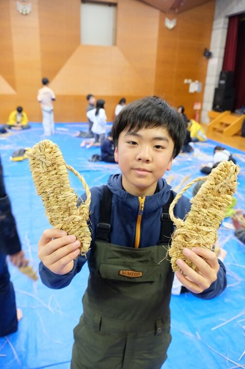 湘南学園小学校の雪の学校藁草履作り