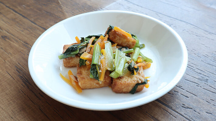 鉄やカルシウムが手軽にとれるレシピの厚揚げとツナの野菜炒め