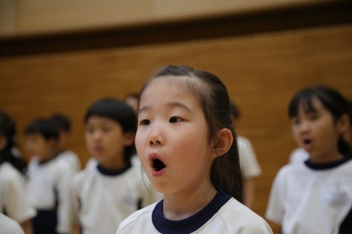 湘南学園小学校の合唱の様子