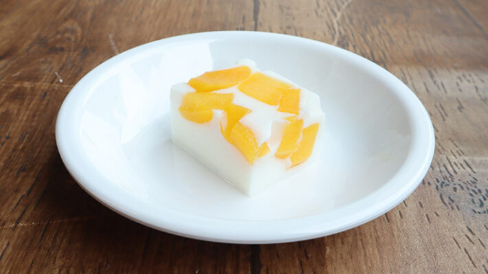 鉄やカルシウムが手軽にとれるレシピの桃ヨーグルト寒天