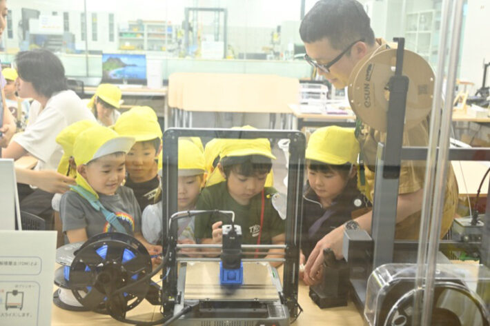 玉川学園大学施設「メーカーズフロア」でのキーホルダーづくり