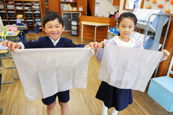 ヒノキの皮で染めたランチョンマット作り(玉川学園小学部)