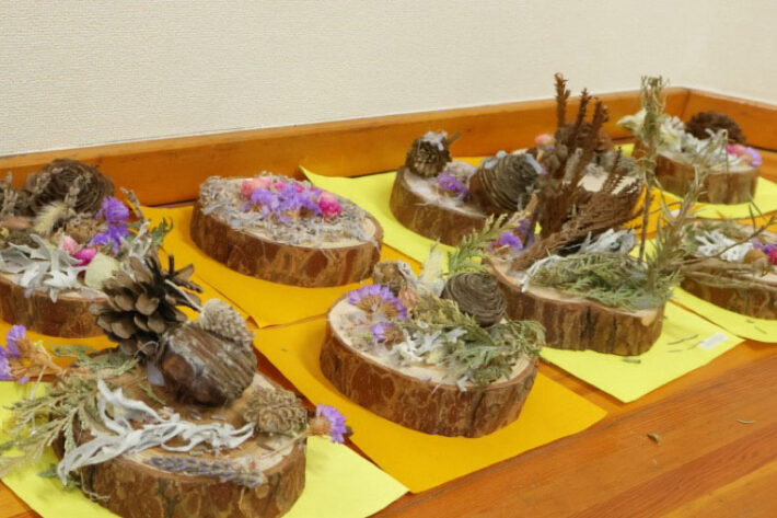 伐採したヒマラヤスギで作る作品(玉川学園小学部)